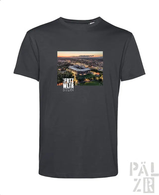 Kohle-graues T-Shirt mit grafischem Druck eines Stadions bei Sonnenuntergang, mit dem Text ’fatz welt stadion’.