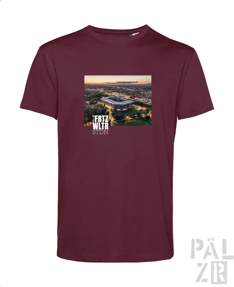 Bordeaux-Farbenes T-Shirt mit Stadion-Grafik und Textdesign, das ’fatz wurst stadt’ in Weiß zeigt.