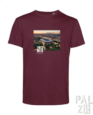 Bordeaux-Farbenes T-Shirt mit Stadion-Grafik und Textdesign, das ’fatz wurst stadt’ in Weiß zeigt.