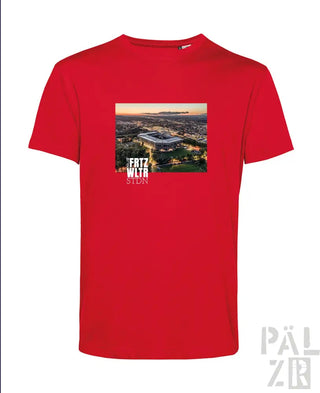 Rotes T-Shirt mit Stadion-Grafik und Text-Design.