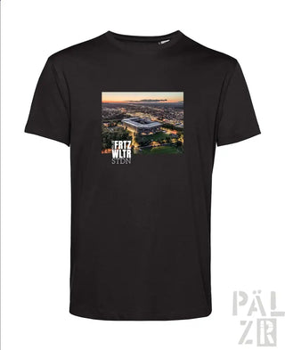 Schwarzes Baumwoll-T-Shirt mit grafischem Druck eines Stadions und einer Stadtlandschaft bei Sonnenuntergang, mit dem Text ’fatz witr sten’ in Weiß.