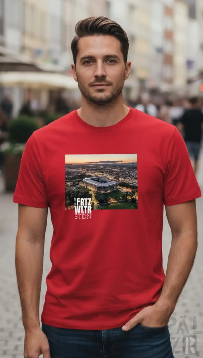 Rotes männer t-shirt mit bedrucktem grafikbild von stadion luftaufnahme und text fritz wltr stdn darunter