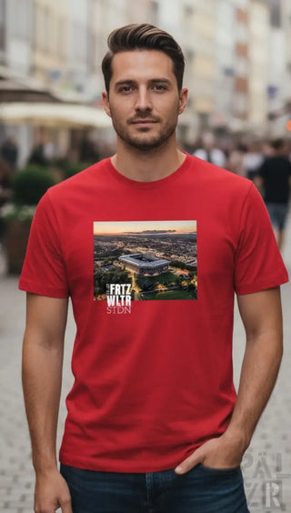 Rotes männer t-shirt mit bedrucktem grafikbild von stadion luftaufnahme und text fritz wltr stdn darunter