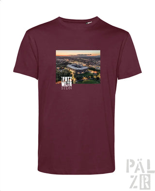 Männer t-shirt aus baumwolle in dunkelrot mit grafischem luftbild des fritz-walter-stadions und weißen schriftzügen