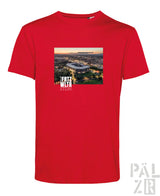 Rotes männer t-shirt aus baumwolle mit fritz-walter-stadion motiv bei dämmerung und weißem schriftzug