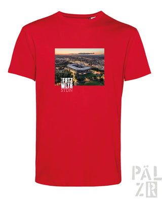 Rotes männer t-shirt aus baumwolle mit fritz-walter-stadion motiv bei dämmerung und weißem schriftzug