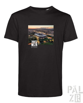 Schwarzes herren t-shirt aus baumwolle mit gedrucktem luftbild des fritz-walter-stadions bei dämmerung