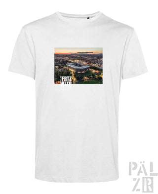 Weißes baumwoll-männer t-shirt mit gedrucktem vogelperspektive des fritz walter stadions und fritz walter text