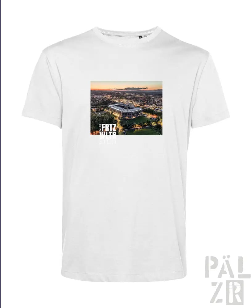 Weißes T-Shirt mit Stadion-Grafikdesign, das eine moderne Stadtlandschaft und den Text „fritz wehr“ in Schwarz zeigt.