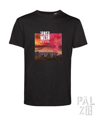 Schwarzes baumwoll-t-shirt männer mit farbigem stadion-print und text fritz wltr stdn unter rosa-orangefarbenem himmel