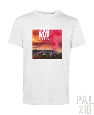 Weißes baumwollmänner t-shirt mit rechteckigem stadionprint und text paul wltr stdn vor orange-pinkem himmel