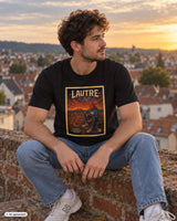 Schwarzes männer t-shirt mit vintage lautre urban artprint und rotem hut vor feurigem sonnenuntergang