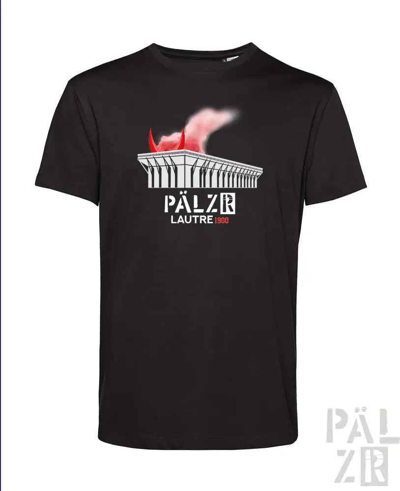 Schwarzes T-Shirt mit Grafikdesign, das die Silhouette eines roten und weißen Gebäudes, einen Rauch-Effekt und den Text „pälzr lautre 38“ in fetten Buchstaben zeigt.