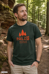 Dunkelgrünes herren t-shirt aus baumwolle mit orangefarbenem grafikdruck dreier kiefern und text pälzr mir sinn die auswald