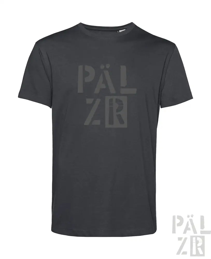 Schwarzes T-Shirt mit Pälzr und fetter Beschriftungsdesign.