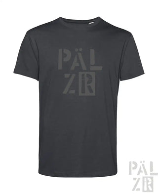 Schwarzes T-Shirt mit Pälzr und fetter Beschriftungsdesign.