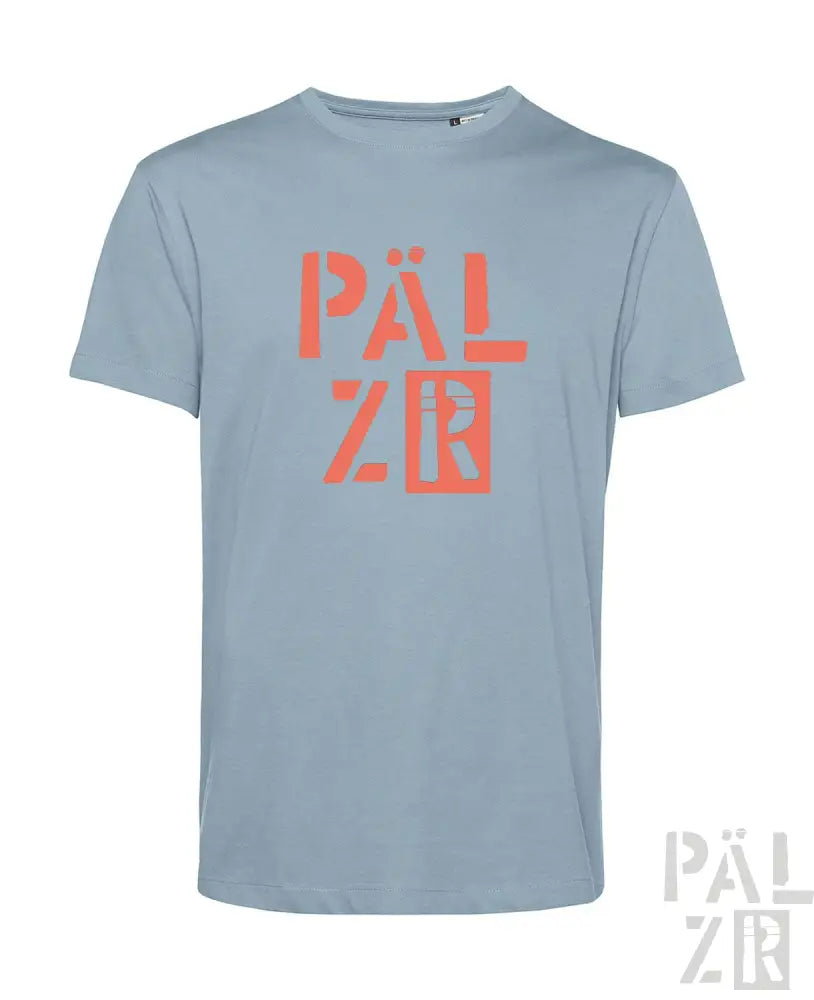 Blaues T-Shirt mit orange Logo und schwarzem Textdesign.