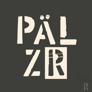 Cremefarbenes männer t shirt palzr 2025 mit stilisiertem distressed logo auf dunkelgrauem hintergrund