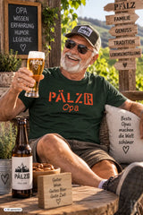 Dunkelgrünes männer t-shirt mit oranger pälzr opa schrift und berglogo für entspannte outdoor freizeit