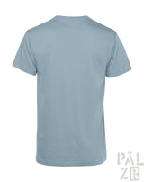 Ein hellblaues kurzärmeliges baumwoll-t-shirt mit klassischem rundhalsausschnitt von pärzer originals männer t-shirt