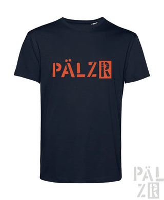Navyblaues männer t-shirt mit kurzen ärmeln und auffälligem orangefarbenem pälzr schriftzug auf der brust