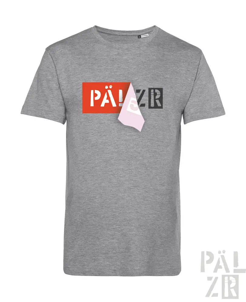 Graues gemustertes T-Shirt mit ’pä!zr’-Grafik in Rot und Weiß, mit angehängtem pinkem Stoffdetail.