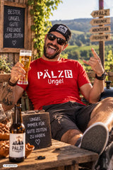 Mann trägt rotes männer t-shirt pälzr engel mit weißem text und logo im freien in verschiedenen farben