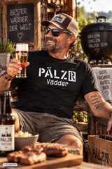 Schwarzes männer t shirt mit weißem pälzr vadder text und logo design in verschiedenen farben erhältlich