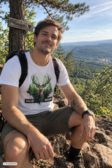 Weißes männer t-shirt mit grünem wald- und hirsch-print und palz wäldere schriftzug darunter
