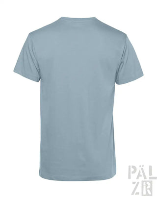 Hellblaues T-Shirt mit Tasche und Logo auf der Rückseite.