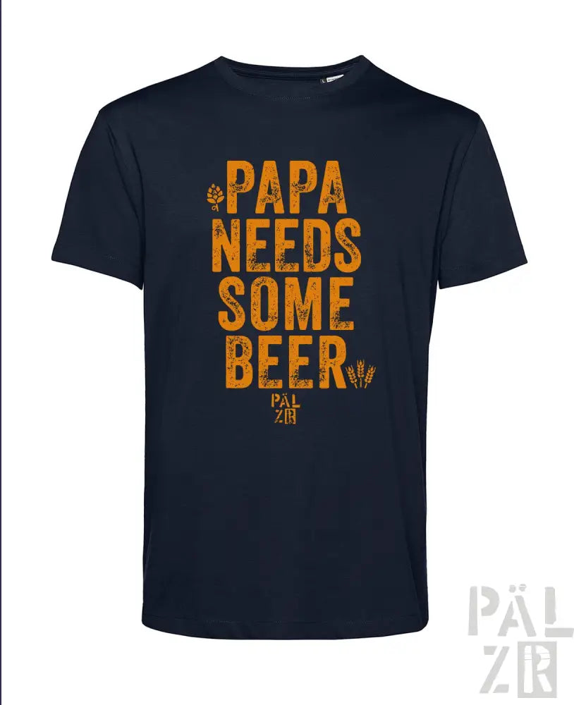 Marineblaues T-Shirt mit orangefarbenem Text und Design, das den Slogan „papa braucht ein bisschen Bier“ zeigt.