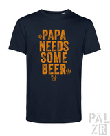 Marineblaues T-Shirt mit orangefarbenem Text und Design, das den Slogan „papa braucht ein bisschen Bier“ zeigt.