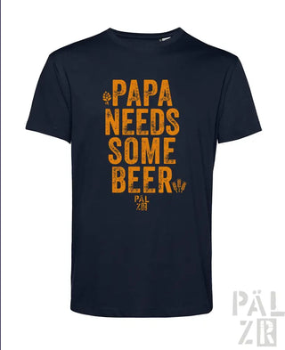 Marineblaues T-Shirt mit orangefarbenem Text und Design, das den Slogan „papa braucht ein bisschen Bier“ zeigt.