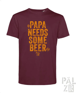 Bordeaux-T-Shirt mit Design „papa braucht ein Bier“ in Orange und Weiß, mit einem Handabdruck am unteren Rand.