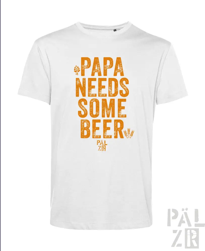 Weißes T-Shirt mit orangefarbenem Text ’Papa braucht ein Bier’ und einem kleinen grünen Blatt-Design.