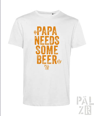 Weißes T-Shirt mit orangefarbenem Text ’Papa braucht ein Bier’ und einem kleinen grünen Blatt-Design.