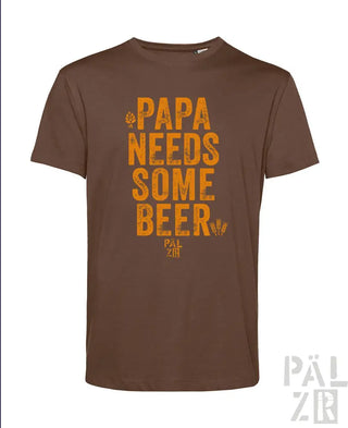 Braunes T-Shirt mit orangefarbenem Text ’Papa braucht ein Bier’ und Logo auf der Vorderseite.