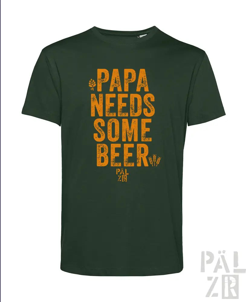 Dunkelgrünes T-Shirt mit dem Text „papa braucht ein bisschen Bier“ in Orange und Gelb, mit einem Kaktus-Design in der unteren linken Ecke.