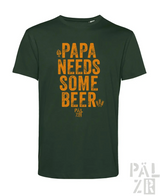 Dunkelgrünes T-Shirt mit dem Text „papa braucht ein bisschen Bier“ in Orange und Gelb, mit einem Kaktus-Design in der unteren linken Ecke.