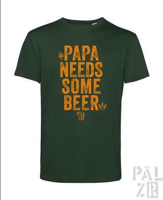 Dunkelgrünes T-Shirt mit dem Text „papa braucht ein bisschen Bier“ in Orange und Gelb, mit einem Kaktus-Design in der unteren linken Ecke.