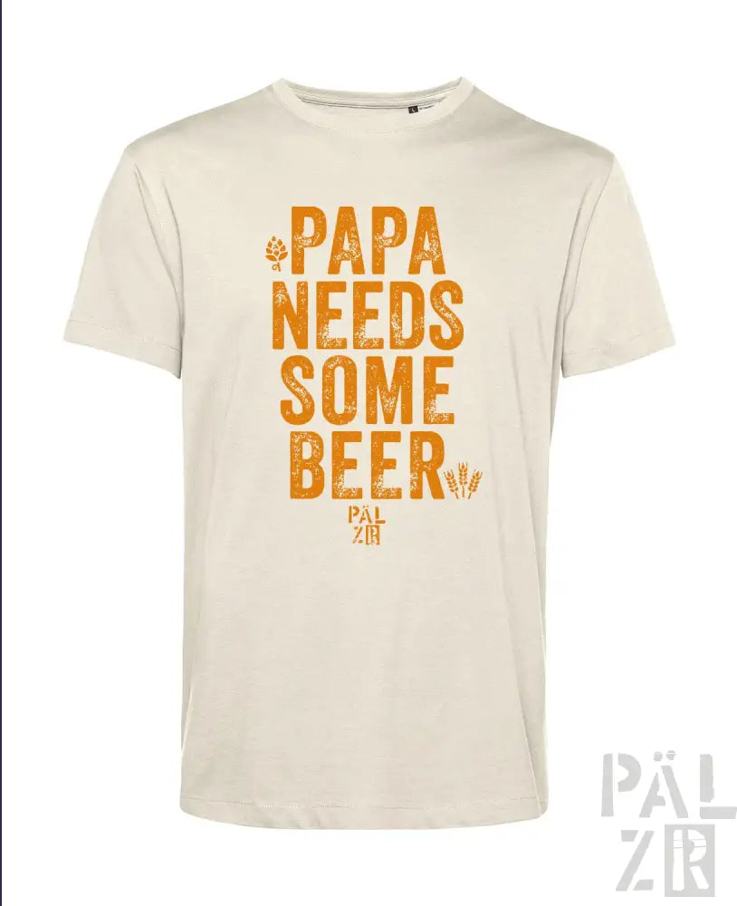 Cremeweißes T-Shirt mit dem Text „papa braucht ein bisschen Bier“ in orange-schwarzem Design, mit einem kleinen Logo auf der linken Brustseite.