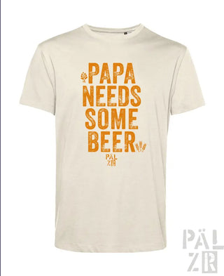 Cremeweißes T-Shirt mit dem Text „papa braucht ein bisschen Bier“ in orange-schwarzem Design, mit einem kleinen Logo auf der linken Brustseite.