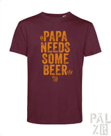Bordeaux-T-Shirt mit Design „papa braucht ein Bier“ in Orange und Weiß, mit einem Handabdruck am unteren Rand.