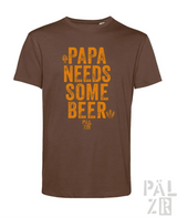 Braunes T-Shirt mit orangefarbenem Text ’Papa braucht ein Bier’ und Logo auf der Vorderseite.