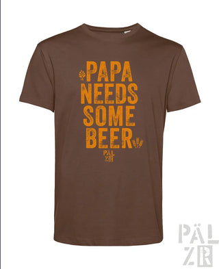Braunes T-Shirt mit orangefarbenem Text ’Papa braucht ein Bier’ und Logo auf der Vorderseite.