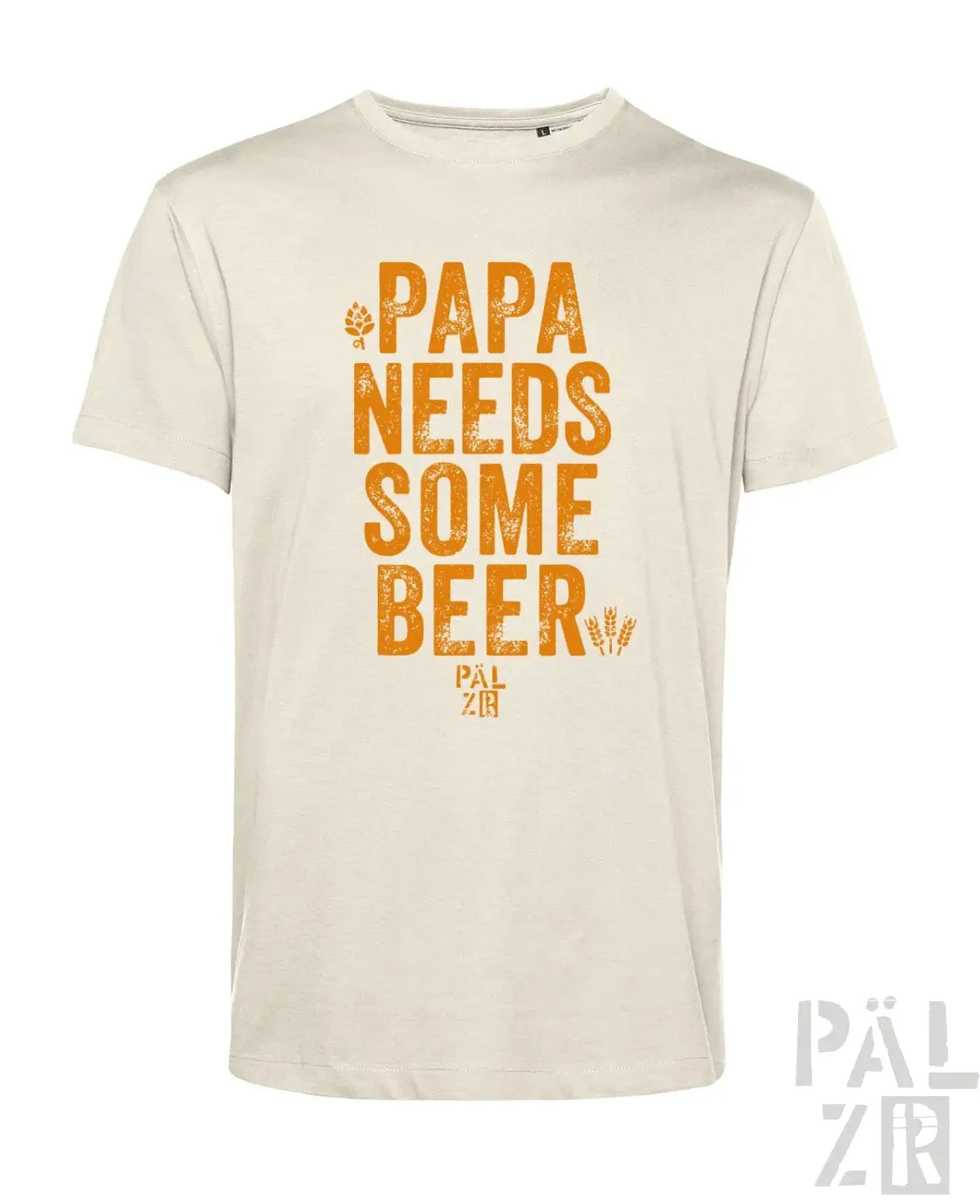 Cremeweißes T-Shirt mit dem Text „papa braucht ein bisschen Bier“ in orange-schwarzem Design, mit einem kleinen Logo auf der linken Brustseite.