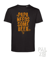 Schwarzes T-Shirt mit orangefarbenem Text ’Papa braucht ein Bier’ und Logo.