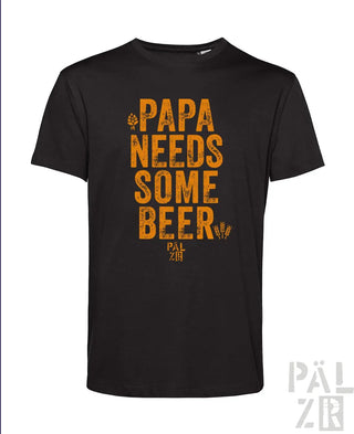 Schwarzes T-Shirt mit orangefarbenem Text ’Papa braucht ein Bier’ und Logo.