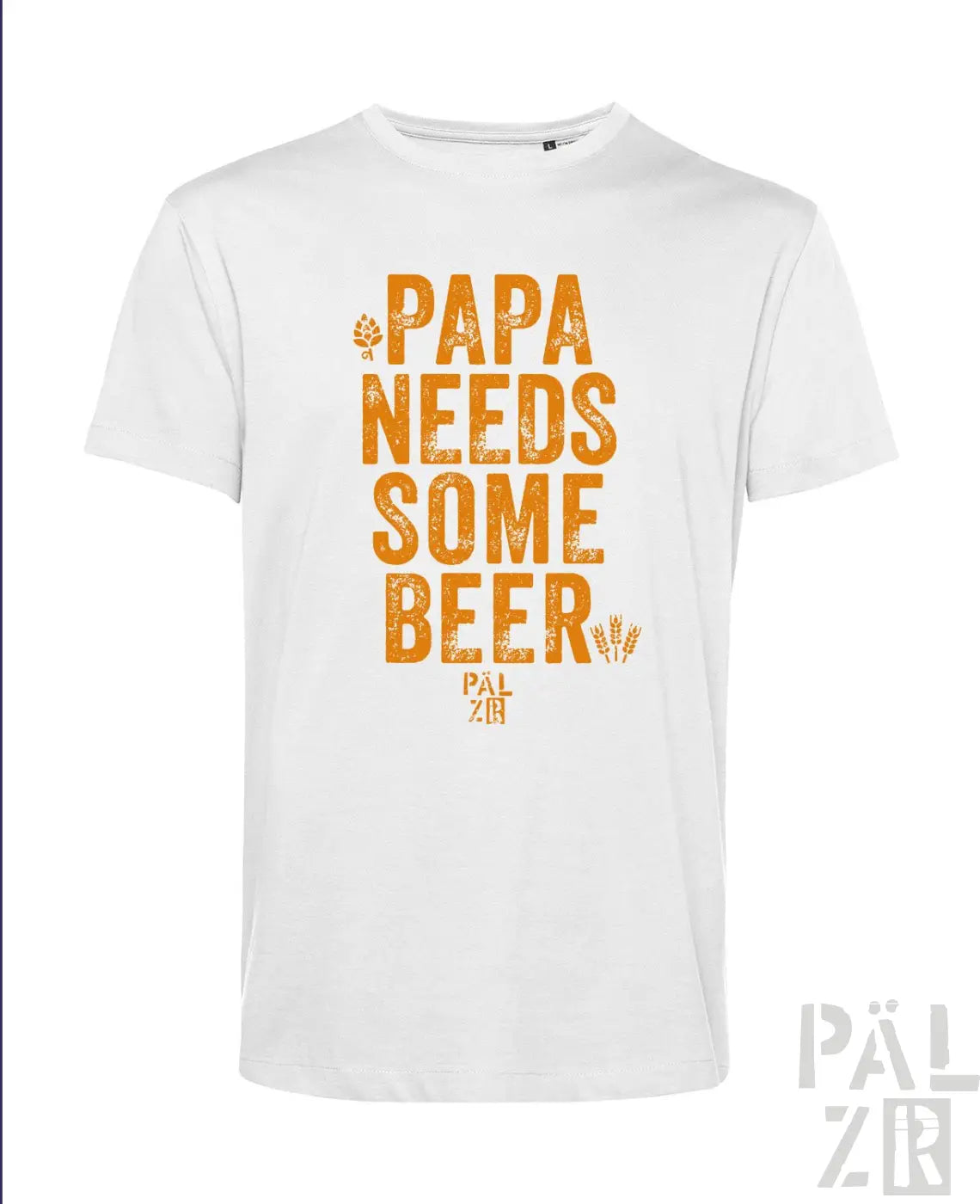 Weißes T-Shirt mit orangefarbenem Text ’Papa braucht ein Bier’ und einem kleinen grünen Blatt-Design.