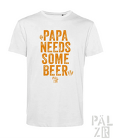 Weißes T-Shirt mit orangefarbenem Text ’Papa braucht ein Bier’ und einem kleinen grünen Blatt-Design.